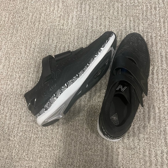 Women’s New Balance Spin Shoes - Picture 3 of 4